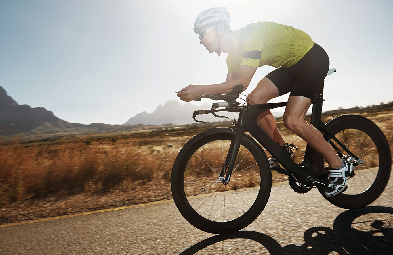 Velofahrer unterwegs in karger Landschaft
